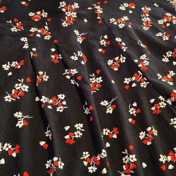 Torrid Black Red Hearts Floral Print Pull On High Rise Shorts Size 10 - Picture 5 of 16
